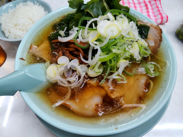 「中華そば＋ワカメ、めし（無料）」@ニューともちんラーメンの写真