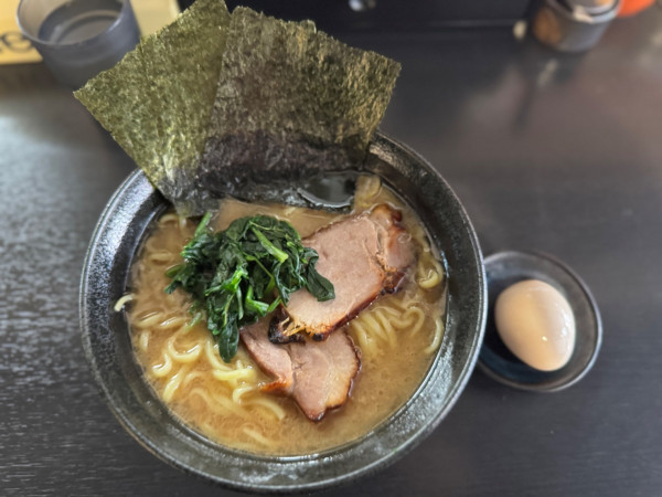 「醤油ラーメン 880円＋オープン記念サービス味玉」@ラーメン 上吉の写真