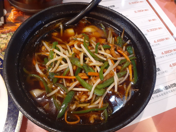 「青椒肉絲刀削麺」@四川厨房 随苑 淡路町店の写真