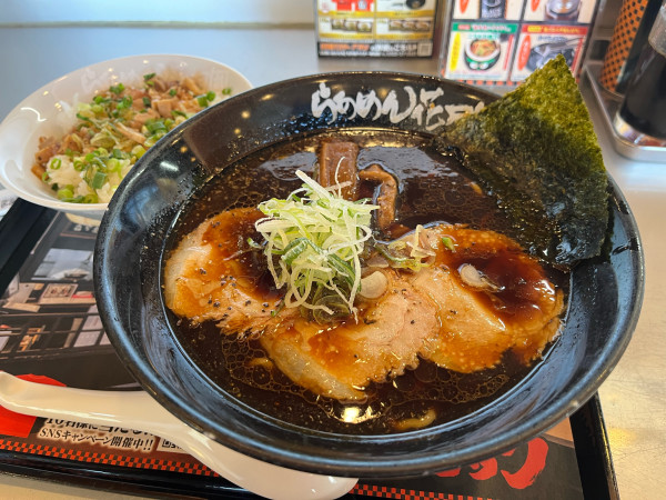 「【期間限定】麺家いろは監修 富山ブラック 920円＋ぶためし」@らあめん花月嵐 西原町店の写真