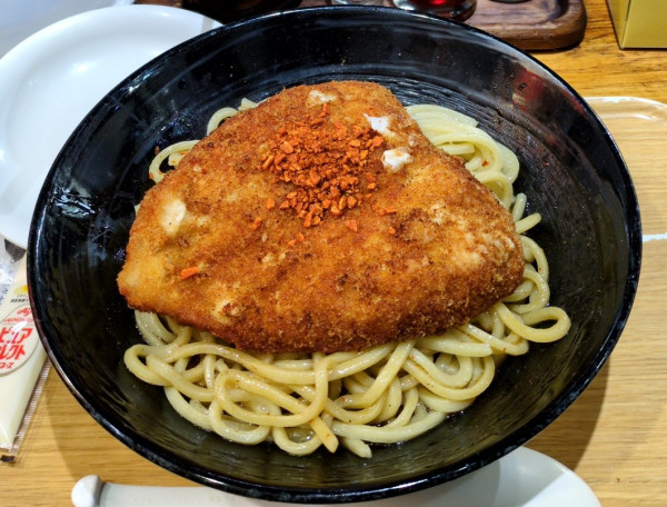 「メガチキン油そば」@古武士 新宿6丁目店の写真