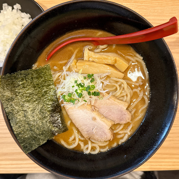 「濃厚焼きあごらー麺＋玉ねぎ」@焼きあご塩らー麺 たかはし 恵比寿店の写真