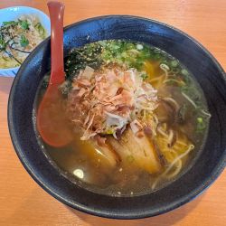勝武士ラーメン　880円