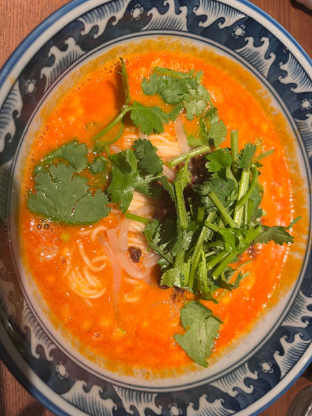 「パクチー入り担々麺1,210円＋氷結レモン528円」@DRAGON KITCHENの写真