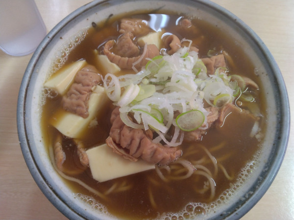 「もつ煮込みそば600円」@雑賀屋の写真