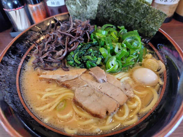 「豚骨醤油らーめん油少なめ麺やわらかめ」@横浜家系ラーメン やまふじ家 野田店の写真