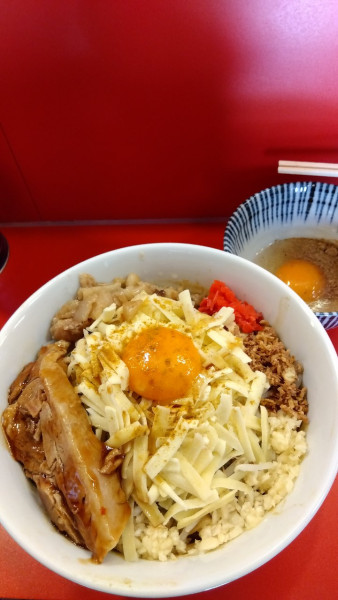 「チーズカレーまぜそば+麺300g+チーズ+生卵」@まぜそばマゼロー 船橋店の写真