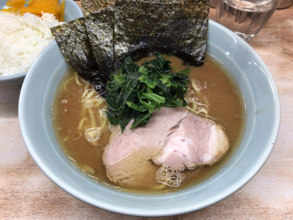 「ラーメン並(こいめ、おおめ)+無料ライス 750円」@横浜ラーメン 武蔵家 志木店の写真