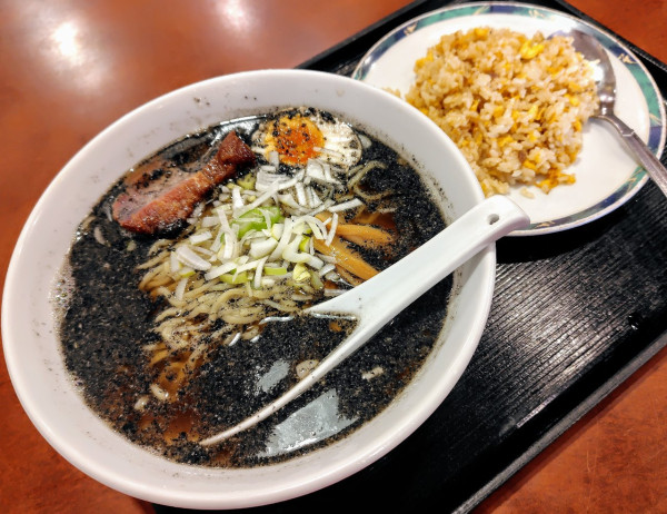 「黒ラーメン+半チャーハン 950円」@珍萬楼の写真
