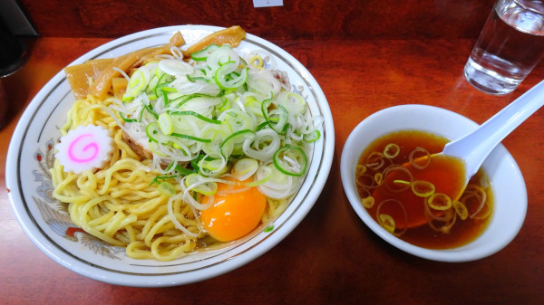 「油そば：大（950円）＋ネギ盛（150円）＋生玉子＋スープ」@珍々亭の写真