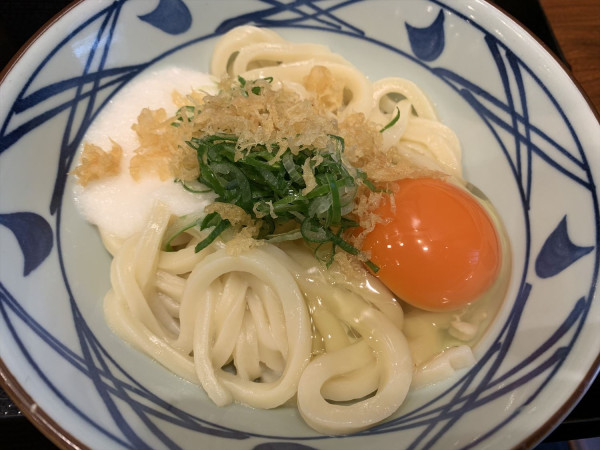 「釜玉うどん並＋とろろ」@丸亀製麺 シャポー本八幡店の写真