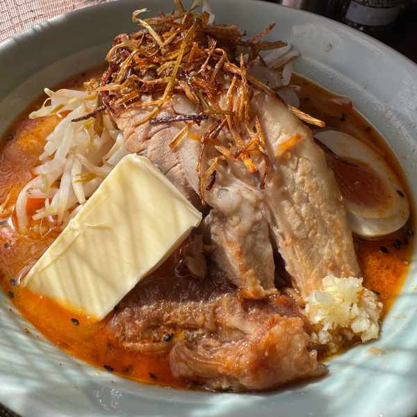 「辛味噌ラーメン　すくなめ ＋バター」@豪徳寺ラーメン りらくしんの写真