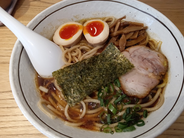 「醤油ラーメン+味玉（¥950+雨の日サービス券）」@らーめん なないろの写真