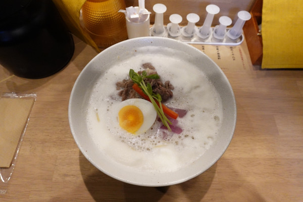 「牛を啜るソルロンタンラーメン￥９００」@麺工房うしっしの写真