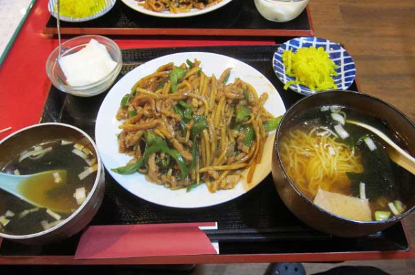 「チンジャオルースーの定食　900円＋半ラーメン　200円」@花彫酒家の写真