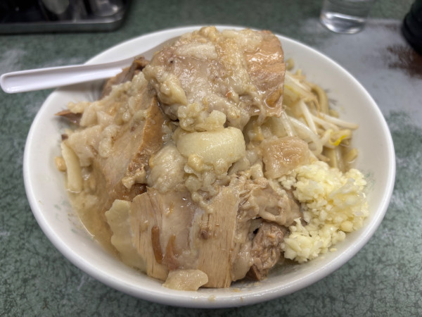 「ぶた入りラーメン」@ラーメン二郎 新宿小滝橋通り店の写真