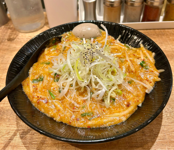 「辛味噌ラーメン 味玉 大盛 900+100+50円」@大塚屋の写真