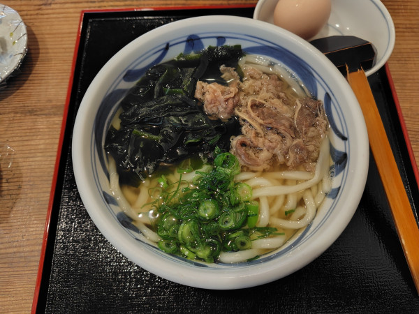 「肉わかめ850円、さくらたまご（生）90円」@久松うどん はなしょうの写真