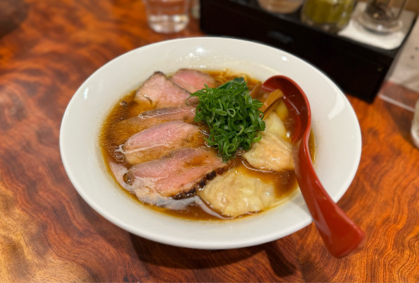 「醤油そば¥1000、鴨ロース¥350、海老ワンタン¥270」@三馬路 東京店の写真