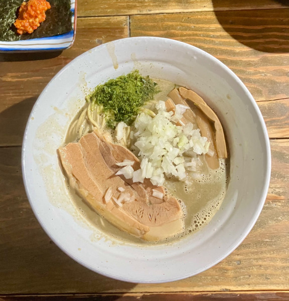 「濃厚煮干+ベトナム辛味噌+和え玉」@ラーメン屋ジョンの写真