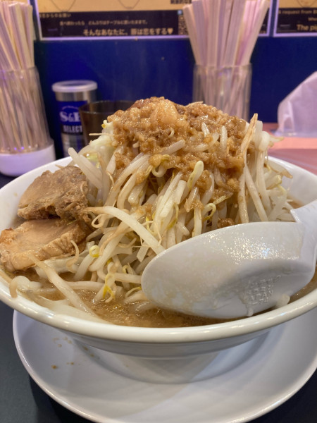 「豚恋ラーメン麺300g野菜増しニンニク普通アブラ増し」@ラーメン豚に恋してる 新宿歌舞伎町店の写真