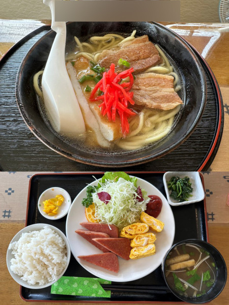 「まるよしそば800円+ポークたまご定食800円」@民宿 まるよしの写真