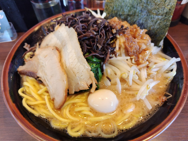 「豚骨醤油らーめん油少なめ麺やわらかめ」@横浜家系ラーメン やまふじ家 野田店の写真