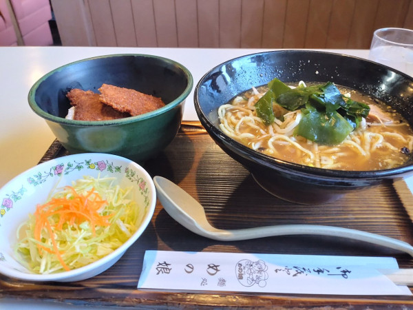 「ヒレソースカツ丼ランチ醤油ラーメン」@めの娘 大友店の写真