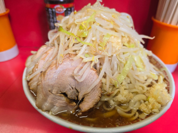 「ぶた入り大ラーメン(油抜きニンニク少しヤサイカラメ)」@ラーメン二郎 三田本店の写真