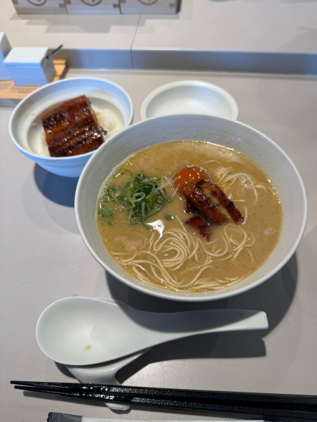 「うな骨らーめん、小うな飯セット2800円」@山田のうなぎ うな骨らーめん 築地本店の写真