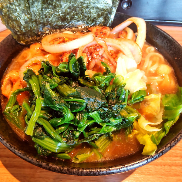 「塩玉葱肉ラーメン（￥980）＋ほうれん草（サービス）」@ラーメン 上吉の写真