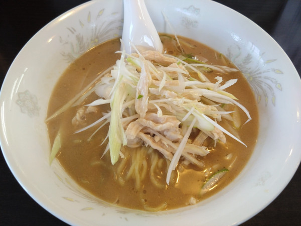 「蒸し鶏と葱の細切り担々麺（限定）」@らーめん 竜屋の写真
