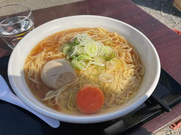 「親鶏醤油らぁ〜めん(大盛)・生卵・味玉」@親鳥中華田中軒の写真