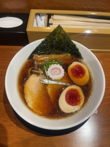 「三段仕込み醤油らーめん+味玉（1150円）」@ほんだめん。の写真