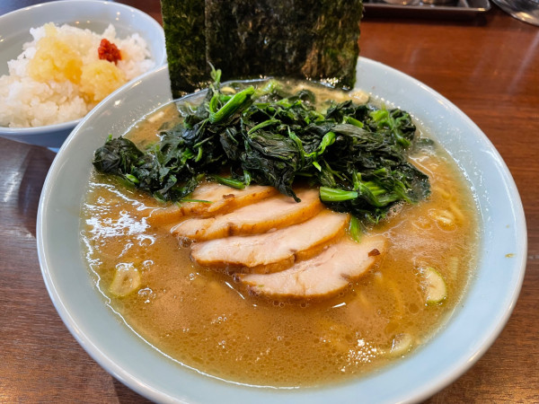 「チャーシュー麺、ほうれん草、半ライス」@金八家の写真