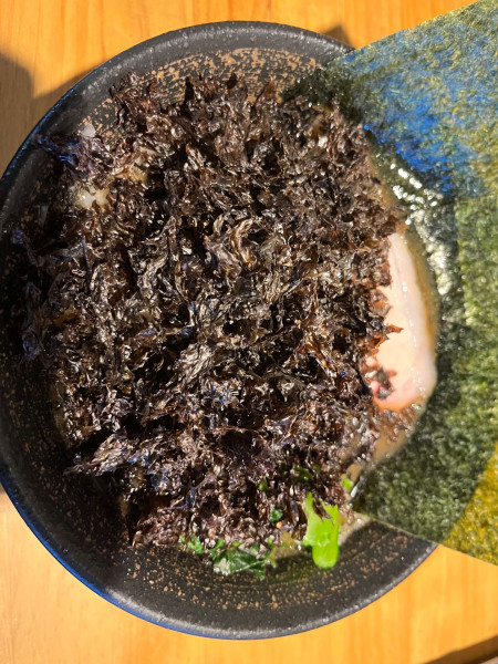 「豚骨醤油ラーメン950円＋岩のり200円＋玉ねぎ100円」@麺家 燻の写真