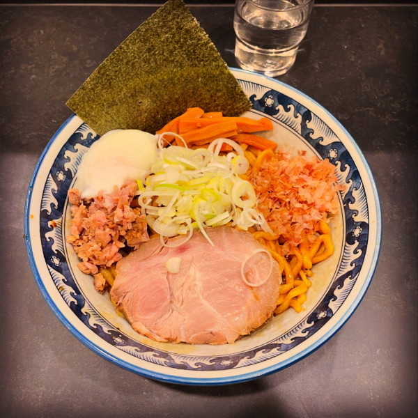 「油そば+温玉」@兎に角 柏店の写真