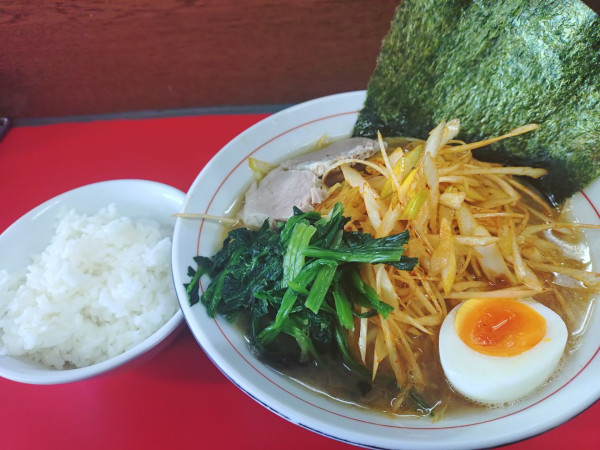 「醤油ネギラーメン、サービスライス」@豚八家の写真