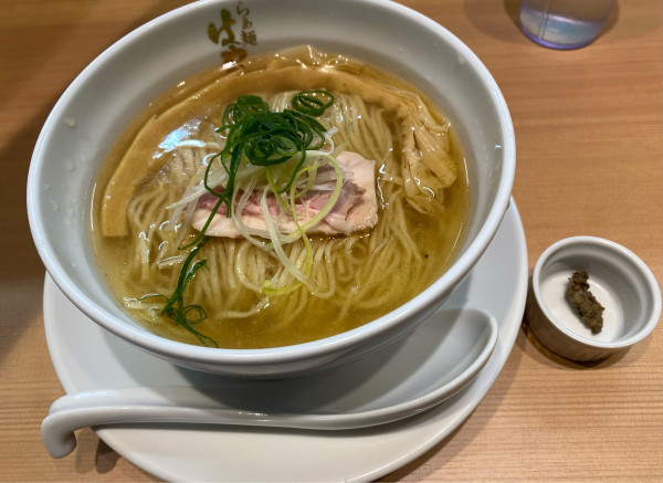 「塩らぁ麺　950円」@らぁ麺 はやし田 町田店の写真