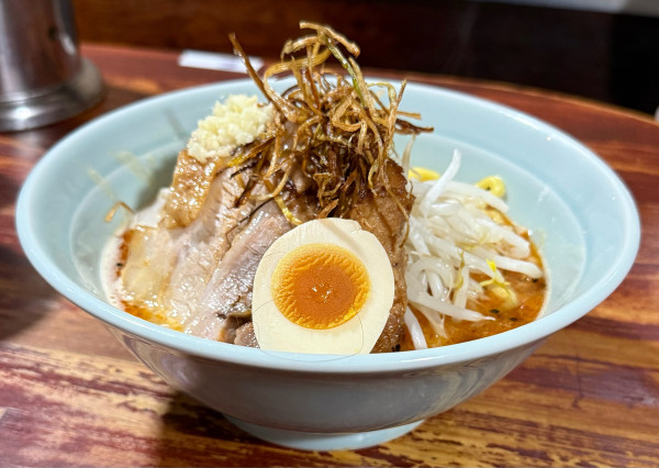 「辛味噌ラーメン 少なめ（太麺）¥920」@豪徳寺ラーメン りらくしんの写真
