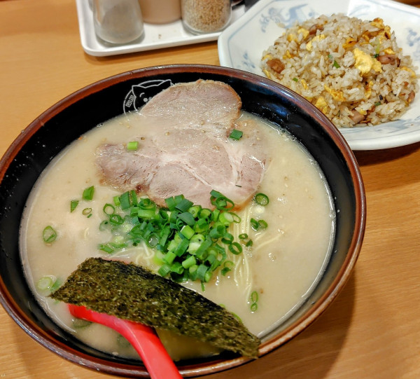 「白博多ラーメン+半チャーハンセット 900円」@博多ラーメン 長浜や 大森店の写真