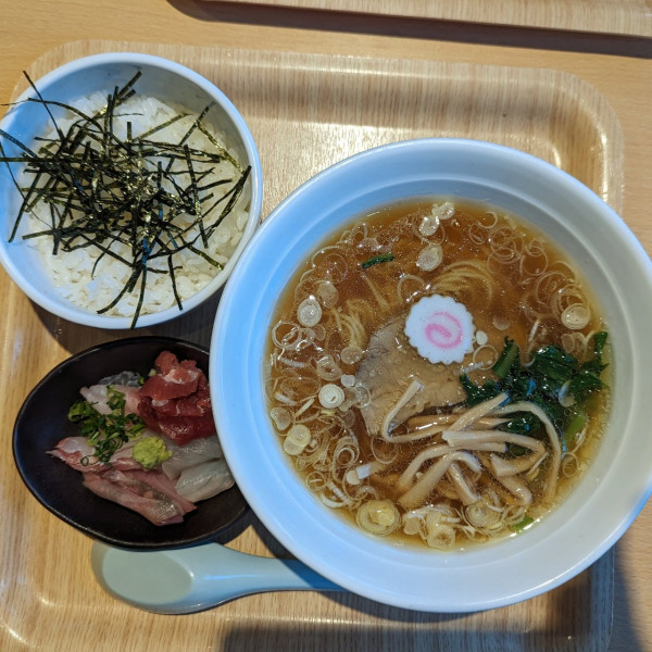 「海鮮丼ラーメン　￥1300」@花板食堂 イシカワ BRANCH店の写真