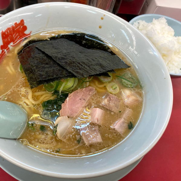 「ラーメン 690円＋半ライス160円＋コロチャーシュー6個」@ラーメン山岡家 太田店の写真