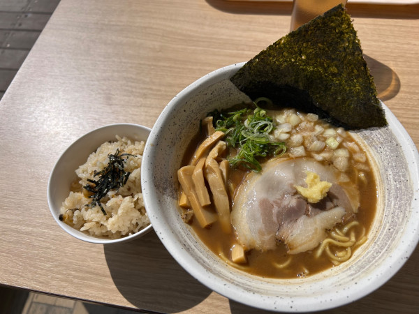 「煮干しラーメン　あさりご飯」@らーめん 波市の写真