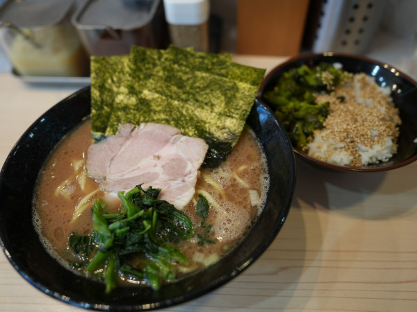 「ラーメン 並盛 麺硬め＋味濃いめ＋油多め＋ライス」@麺家 千祥の写真