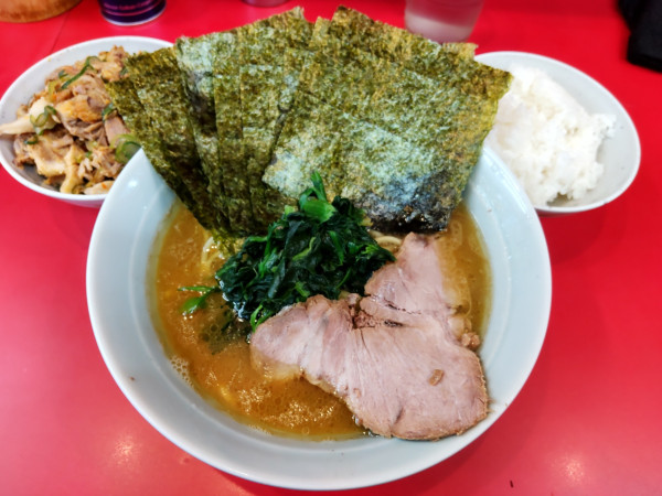 「ラーメン＋のり、ネギチャー50円×2」@横浜ラーメン 武蔵家 大井町店の写真