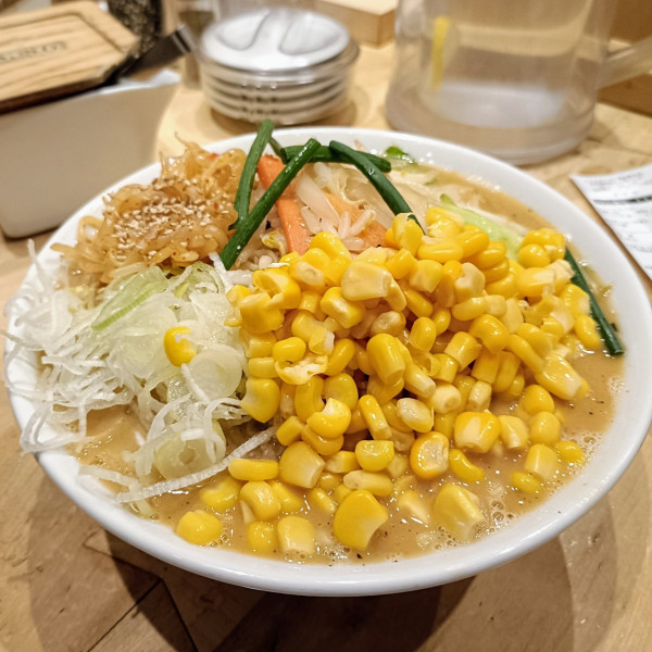 「野菜たっぷり味噌󠄀ラーメン､コーン」@九十九とんこつラーメン 恵比寿本店の写真