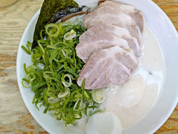 「ネギチャーシューメン+味玉」@博多天神 渋谷南口店の写真