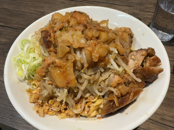 「汁なし中＋生たまご」@ラーメンマルキの写真