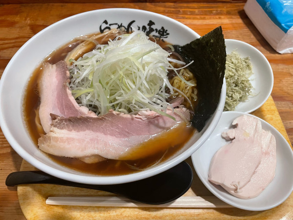 「焼き醤油スペシャル＋大山鶏チャーシュートッピング」@利尻らーめん 味楽 新横浜ラーメン博物館店の写真